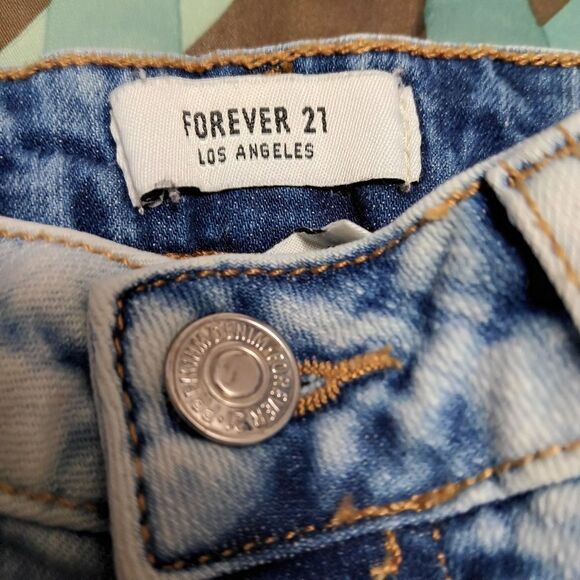 Itsy bitsy teenie weenie denim shorts w/spandex. Size: 26 Forever 21      (0859) - Picture 4 of 5